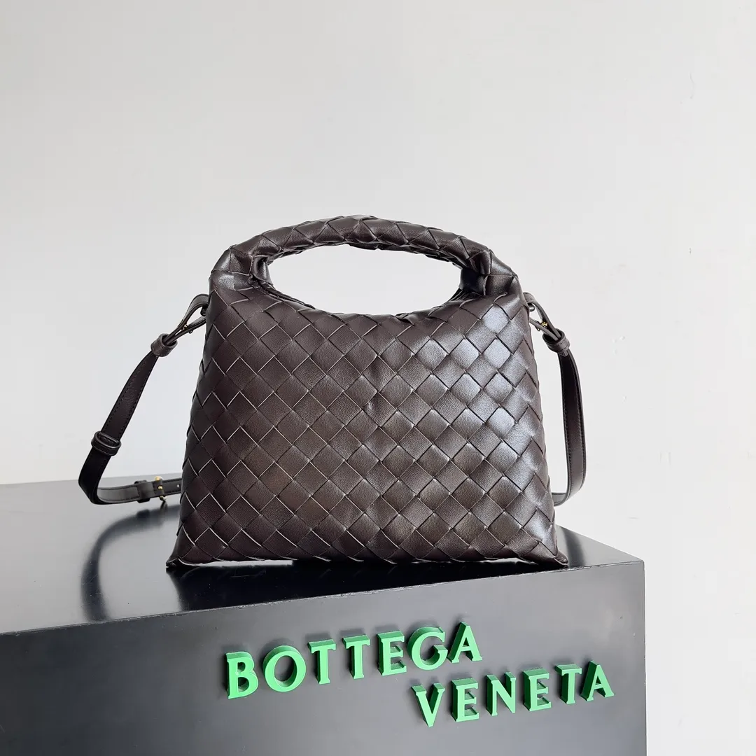 Batch 1400 BV 24 early spring new mini Hop has finally arrived! ! ! The small one is really exquisite and textured, and the calf leather really shows off your temperament! ! ! Its shoulder strap is detachable, so it can be carried by hand or worn cross-body, which is really very practical! Moreover, the 15ProMax mobile phone can also be placed, so there is no need to worry about the problem of not being able to place the mobile phone. 📱 Style number: 777586 Size: 25.5*14.5*11cm
